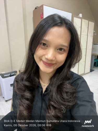 Karyawan tersenyum saat clock-in