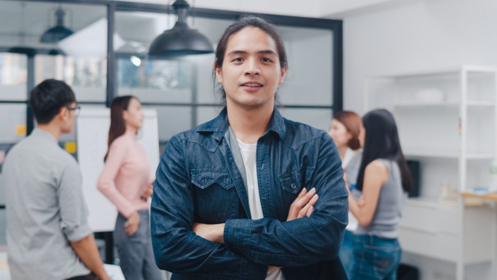  Perbedaan generasi memainkan peran dalam gaya kepemimpinan.