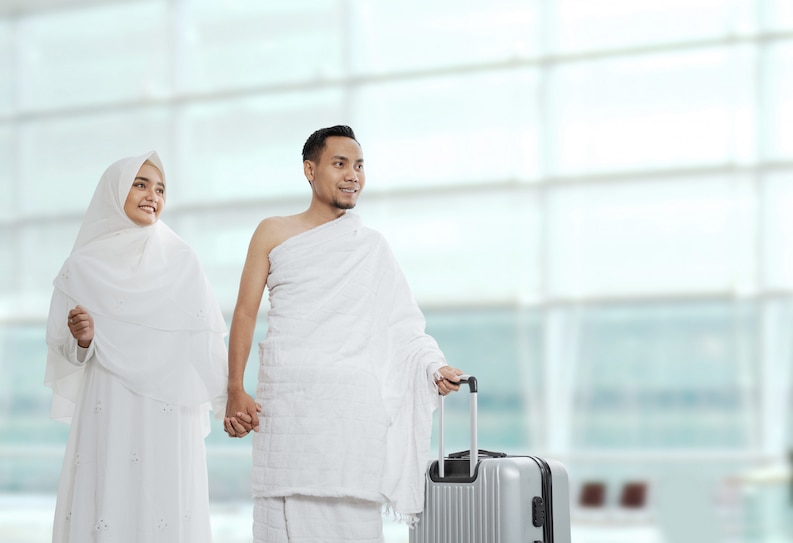 Pasangan dari Indonesia yang sedang melakukan ibadah umrah setelah dapatkan cuti